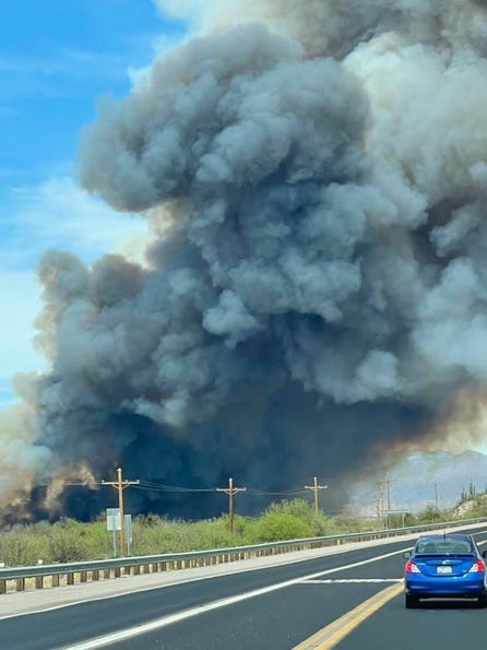Un automóvil pasa por el Incendio Forestal 'Margo' en el condado de Pinal que amenaza a Dudleyville el jueves 8 de abril de 2021.