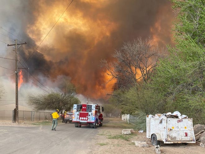 El Incendio Forestal 'Margo' arde en Dudleyville, Arizona, el 8 de abril de 2021.