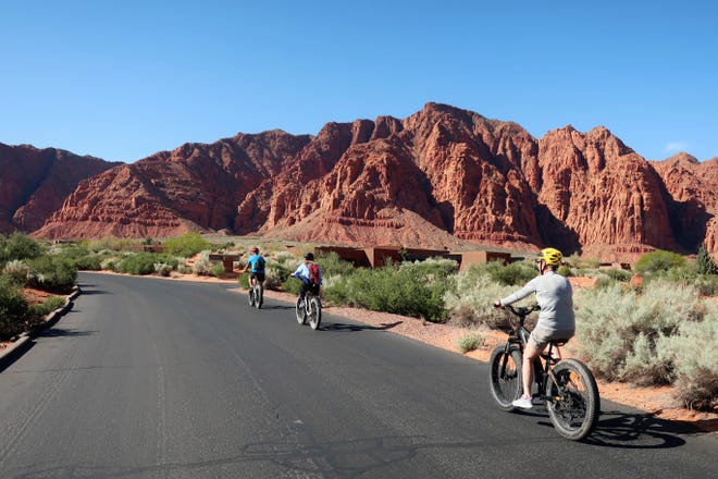 Andar en bicicleta por Kayenta, Utah, donde las casas est á n dise ñ adas para mezclarse con la topograf í a del desierto alto.