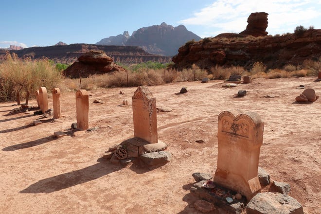 Las tumbas datan de 1862 en el cementerio de la ciudad fantasma de Grafton cerca de Rockville, Utah.