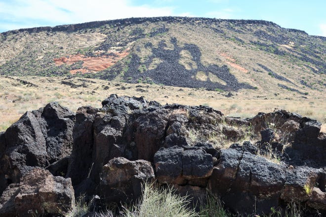 Campos de lava negra, los v í vidos restos de una erupci ó n volc á nica de hace mucho tiempo, salpican las colinas del Parque Estatal Snow Canyon en Ivins, Utah.