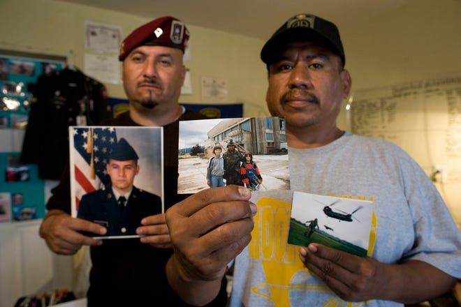 Fotografía de archivo de un soldado veterano del ejército de EEUU que fue deportado a México, habla con EFE desde su casa en Rosarito Beach (México).