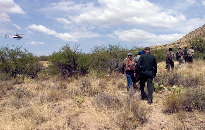 La Patrulla Fronteriza Sector Tucson y representantes consulares de México y Guatemala invocaron este jueves a los indocumentados a no cruzar de manera ilegal el desierto de Arizona, la zona más "letal" a lo largo de la frontera con México.