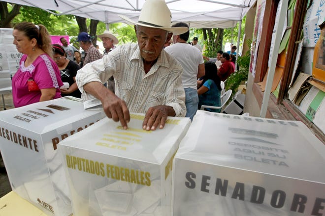 Un ciudadano mexicano deposita su voto en las elecciones en México.