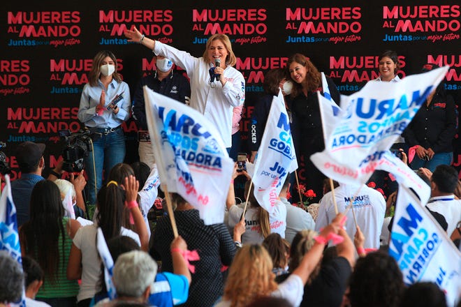 La candidata a la gubernatura por el Partido Acción Nacional (PAN) Maru Campos (c) participa hoy en su cierre de campaña en Ciudad Juárez, estado de Chihuahua (México).
