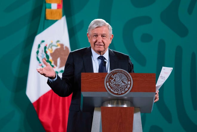 Fotografía cedida hoy por la presidencia de México, del mandatario mexicano Andrés Manuel López Obrador, durante una rueda de prensa en Palacio Nacional, de la Ciudad de México.