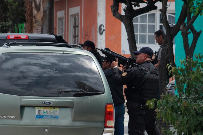 Integrantes de la policía estatal y Fiscalía del Estado de Jalisco, montan un operativo en la colonia las Huertas del municipio de Tlaquepaque, estado de Jalisco.