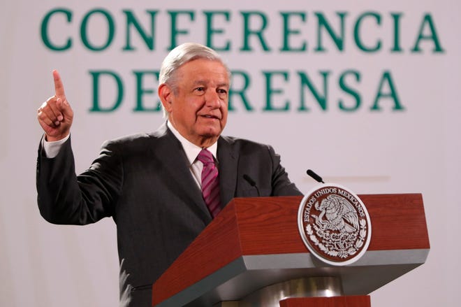 El presidente de México, Andrés Manuel López Obrador, habla durante una rueda de prensa matutina hoy, en el Palacio Nacional de la Ciudad de México.