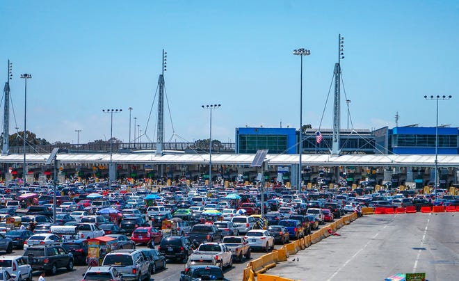 Cientos de vehículos cruzan a Estados Unidos por la garita de San Ysidro, el 14 de junio de 2021 en la cuidad de Tijuana, Baja California (México).