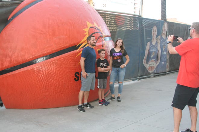 Los aficionados no desaprovecharon la oportunidad para obtener la mejor foto de previo del juego entre los Suns vs. Clippers.o d