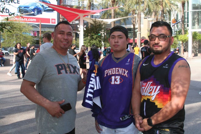 Junior, Carlos y Jacobo Corral asistieron para apoyar el esfuerzo de los Phoenix Suns en el centro de la ciudad.