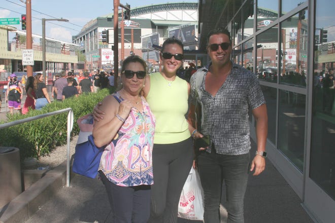 Liliana Barrio, junto a Pamela y Patrick Ibarra viajaron desde la capital mexicana para disfrutar del encuentro entre Suns y Ducks.