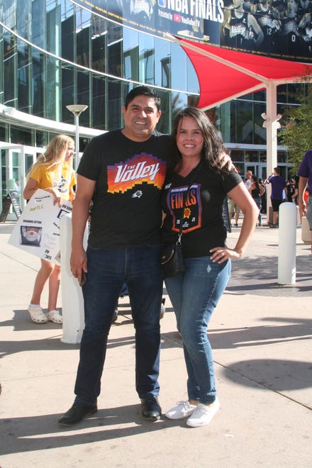 Carlos y Nohemi Velazco dispuestos a disfrutar del segundo juego de la final entre Suns y Bucks.