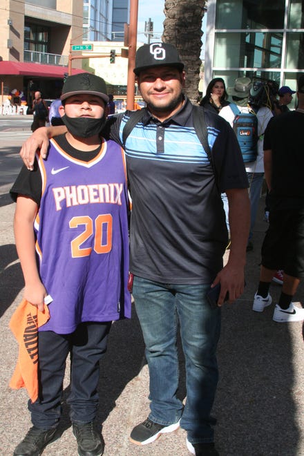 Alan y su hijo Alan Jr, disfrutaron del ambiente de las finales de la NBA en la casa de los Soles.
