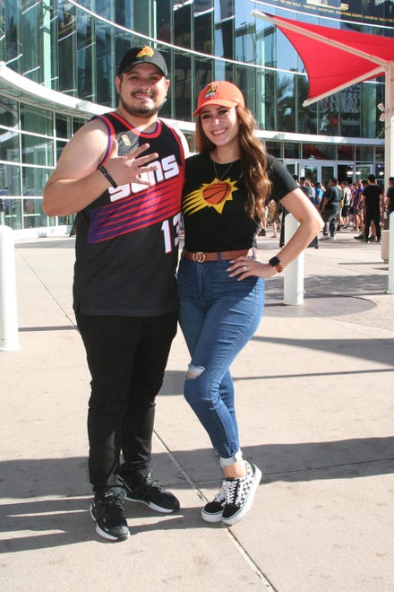 Angel y Krystal Bermudez asistieron a la gran fiesta del basquetbol en el centro de Phoenix.