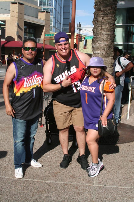 Marcos, Daniel y Jazmín Fierros presentes en el ambiente previo al segundo juego entre Suns y Bucks.