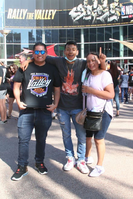 Juan Carlos, Oswaldo y María Ugalde, viajaron directamente de la Ciudad de México para estar presente en el segundo juego de los Suns.