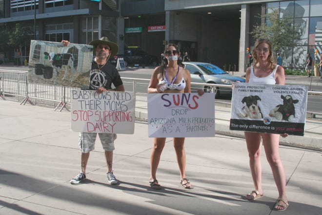 Protestas contra el abuso animal, presentes durante las finales de la NBA en el centro de Phoenix.