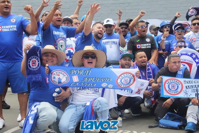 Miles de aficionados de La Máquina abarrotaron el Dignity Health Stadium en Carlson, California, para armar la fiesta en el ‘Campeón de Campeones’, en el que Cruz Azul derrotó a León para convertirse en el monarca absoluto del futbol mexicano.
