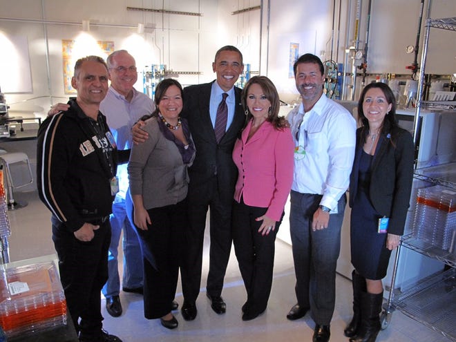 El ex mandatario Barack Obama (centro), junto a María Elena Salinas (tercera a la der) y Linda Valenzuela (der).