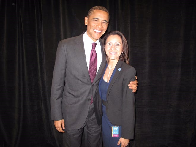 Linda Valenzuela (der) junto al ex presidente Barack Obama.