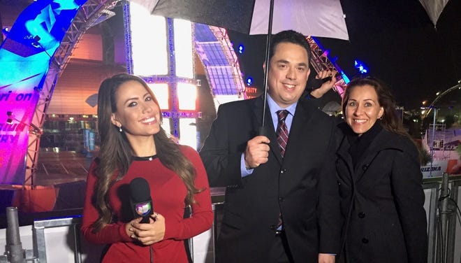 Los presentadores Lindsay Cansinelli (izq) y Jorge Pérez Navarro (centro), presentadores de 'Contacto Deportivo', junto a Linda Valenzuela (izq).