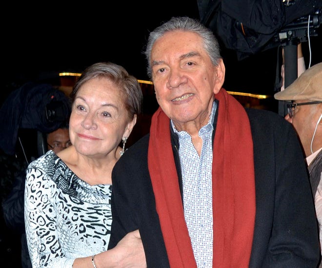 Don Marco Antonio Muñiz (aquí al lado de su esposa Jessica), es considerado una de las mejores voces de México, de ahí que le llamen "El Lujo de México".