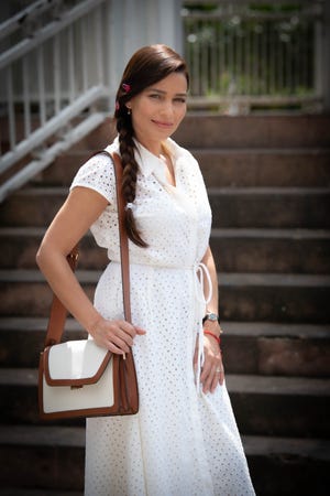 Adriana Fonseca, que  está fuera de las telenovelas de Televisa desde 2007, cuando protagonizó "Bajo las Riendas del Amor", hoy regresa para integrarse al elenco de "El Amor Cambia de Piel".