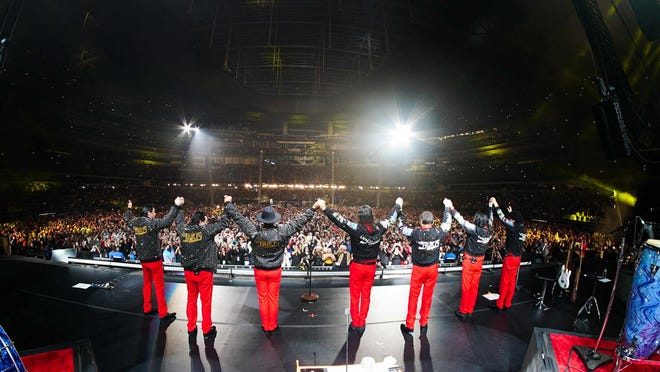 Los Bukis dieron inicio a su muy esperada gira "Una Historia Cantada", en dos magnos conciertos en el SoFi Stadium de Los Ángeles, California.