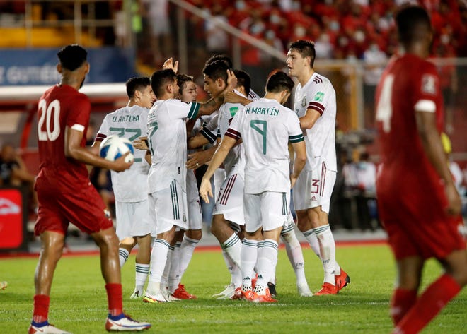 Jesús Corona (c) de México celebra un gol hoy, en un partido de las de las eliminatorias de la Concacaf para el Mundial de Catar 2022 entre las selecciones de Panamá y México en el estadio Rommel Fernández en Ciudad de Panamá (Panamá).