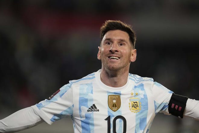 El delantero argentino Lionel Messi celebra tras marcar el tercer gol en la victoria 3-0 ante Bolivia por las eliminatorias del Mundial, el jueves 9 de septiembre de 2021, en Buenos Aires.