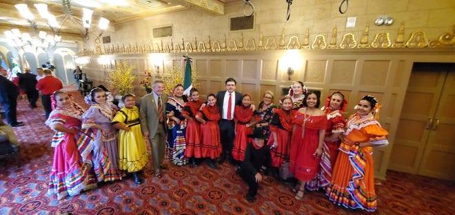 Jorge Mendoza Yescas, cónsul general de México en Phoenix (centro), junto a integrantes de Ollin Yoliztli Dance Academy de Ana Bonilla.
