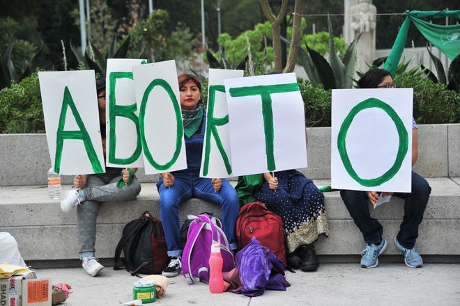 Activistas protestan a favor del aborto.