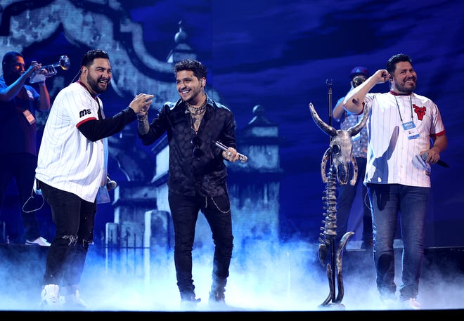 La Banda MS de Sergio Lizárraga, y Christian Nodal estrenan en el espectáculo de los Premios Billboard de la Música Latina, su tema "La Sinvergüenza".