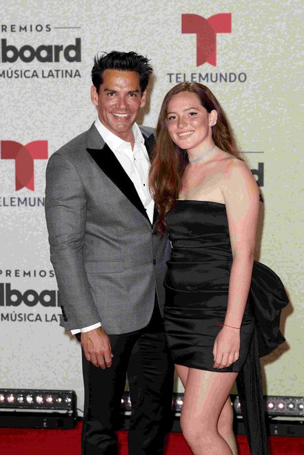 Cristián de la Fuente y su hija Laura, posaron en la alfombra roja de los Premios Billboard de la Música Latina 2021.