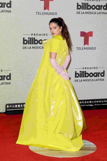 Rosalía vistió de amarillo para pasar por la alfombra roja de los Premios Billboard de la Música Latina 2021.