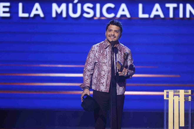 Christian Nodal  obtuvo el premio en la categoría de Artista Regional Mexicano del Año, solista.