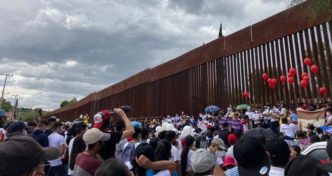 Una multitud de familias migrantes, defensores de la inmigración y líderes religiosos protestan el 25 de septiembre de 2021 en Nogales, Sonora, exigiendo la restauración de los procesos de asilo en la frontera entre México y Estados Unidos.