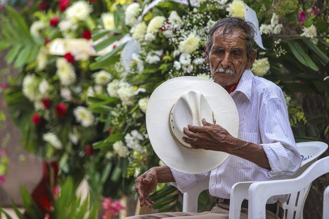 ARCHIVO - En esta fotografía de archivo del 10 de julio de 2021, Víctor Ruiz Valencia, se quita el sombrero durante la inhumación de su primo, el dirigente indígena Tomás Rojo Valencia, en la comunidad indígena yaqui de Vícam, en el estado de Sonora, México.
