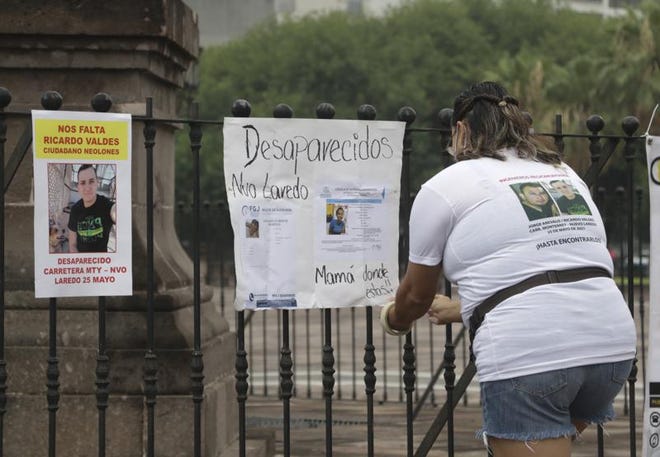 En esta imagen de archivo, tomada el 24 de junio de 2021, la familia de Ricardo Valdés, quien desapareció el 25 de mayo, coloca carteles durante una protesta en Monterrey, en el estado de Nuevo León, México.
