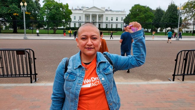 Fotografía personal cedida donde aparace la "soñadora" mexicana Karina Ruiz, que está protegida por el programa de Acción Diferida(DACA), durante una manifestación frente a la Casa Blanca en Washington.