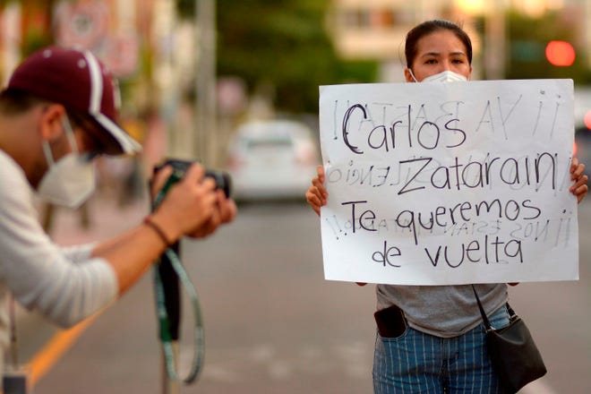 Fotografía de archivo en la que se observa a colegas y familiares pidiendo el regreso del comunicador Carlos Zataráin, secuestrado en la ciudad de Mazatlán, en el estado de Sinaloa (México).