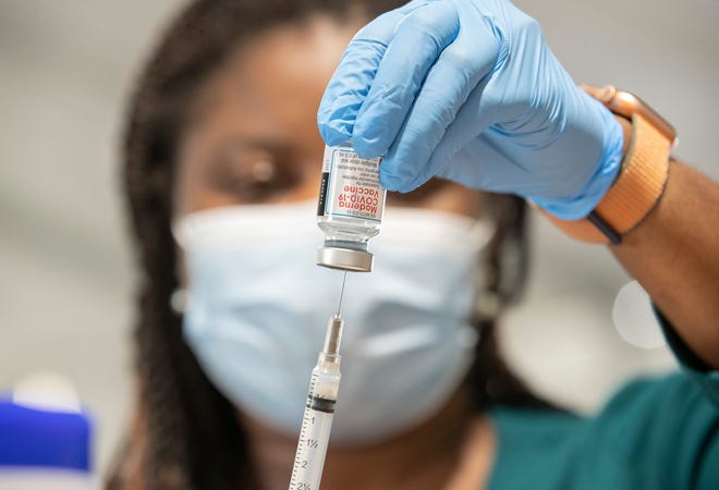 Un enfermera prepara una vacuna de Moderna contra el COVID-19.