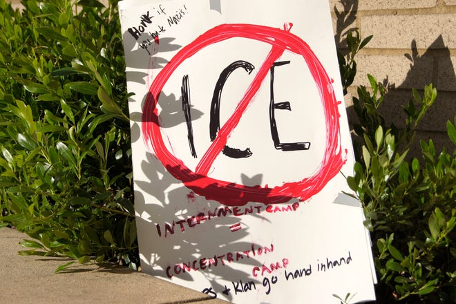 Fotografía de archivo que muestra un cartel en contra del Servicio de Inmigración y Control de Aduanas (ICE).