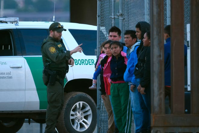 Fotografía de archivo de un agente de la patrulla fronteriza estadounidense hablando a un grupo de jóvenes migrantes centroamericanos tras ser detenidos en los margenes del Rio Bravo, en la fronteriza Ciudad Juárez (México).