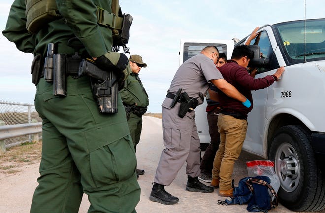 Fotografía de archivo de guardias estadounidenses al momento de detener a inmigrantes mexicanos que trataban de pasar la frontera de Estados Unidos de forma ilegal.