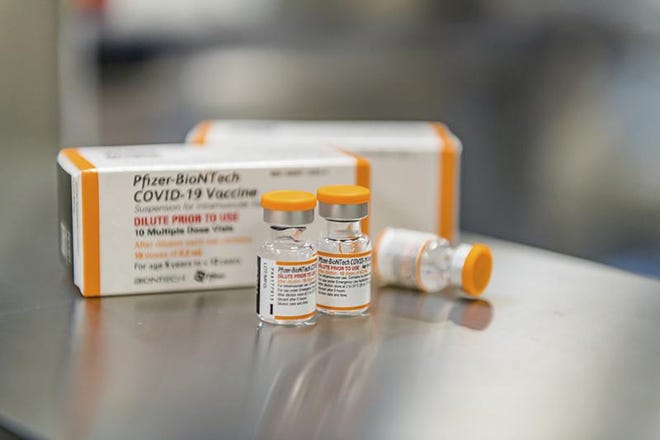 La foto de octubre de 2021 distribuida por Pfizer muestra las dosis pediátricas de su vacuna contra el COVID-19 en Puurs, Bélgica. Asesores del gobierno de Estados Unidos deliberan sobre si la vacuna es segura y eficaz para niños de 5 a 11 años.