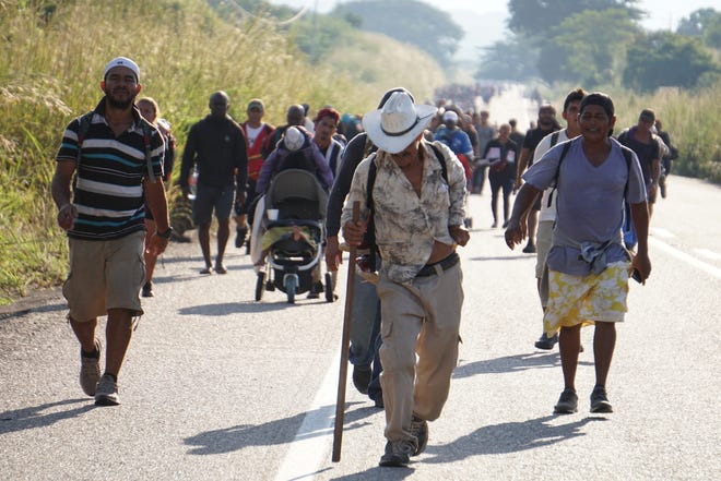 Migrantes centroamericanos caminan en una caravana que se dirige hacia Ciudad de México, hoy, en el municipio de Santo Domingo Zanacatepec, en el estado de Oaxaca (México).