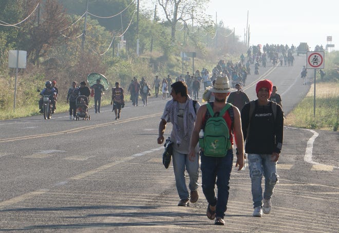 Integrantes de la caravana migrante continúan su caminata este jueves, por el municipio de Santo Domingo Zanatepec, en el estado de Oaxaca.