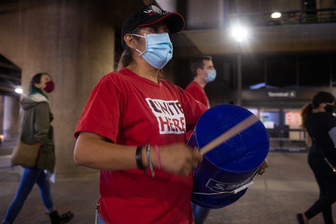 Magie Acosta (center) and other HMSHost workers protest outside Terminal 4 on Nov. 22, 2021, at Phoenix Sky Harbor International Airport.
